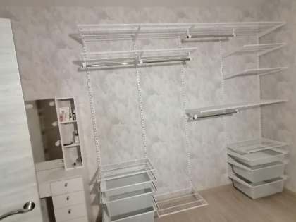 Белая угловая гардеробная с выдвижными корзинами, фото 1