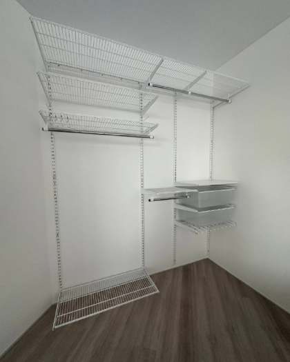 Белая угловая гардеробная с выдвижными корзинами, ~2,4×1,8 м, фото 1