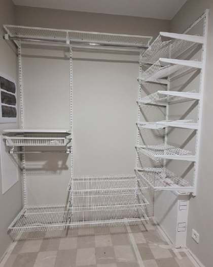 Белая угловая гардеробная с выдвижными корзинами, ~1,9×2,4 м, фото 1