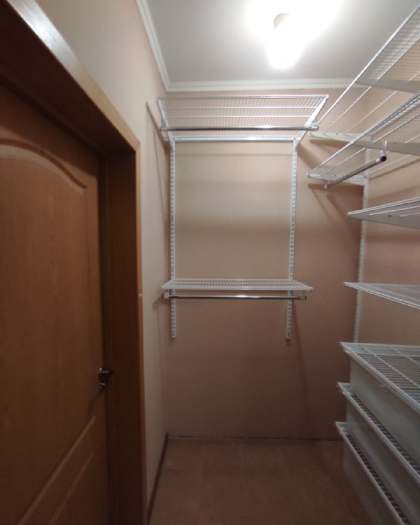 Белая угловая гардеробная с выдвижными корзинами, ~1,2×2 м, фото 2