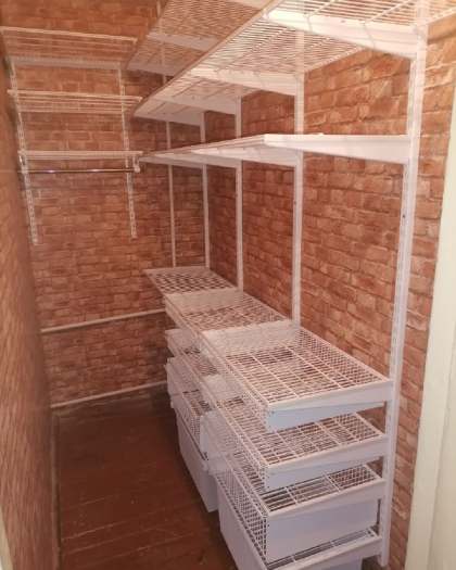 Белая угловая гардеробная с выдвижными корзинами, ~1,2×2,1 м, фото 1