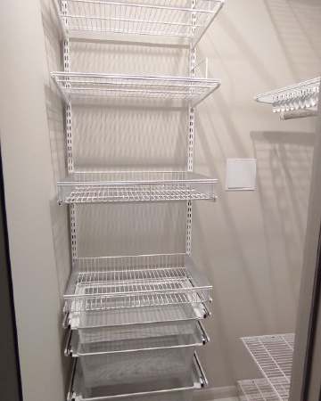 Белая угловая гардеробная с выдвижными корзинами, ~1,2×1,4 м, фото 1