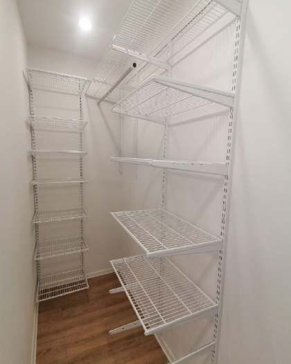 Белая угловая гардеробная с выдвижными корзинами, ~1,2×2 м, фото 1