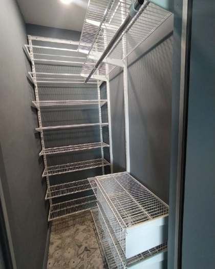 Белая угловая гардеробная с выдвижными корзинами, ~1,8×1,4 м, фото 1