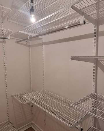 Белая угловая гардеробная с выдвижными корзинами, ~1,2×2,1 м, фото 2