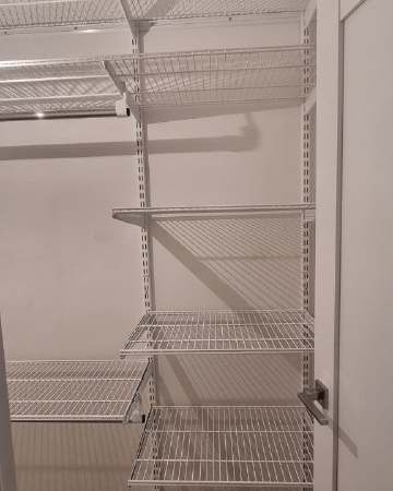 Белая угловая гардеробная с выдвижными корзинами, ~1,2×2,1 м, фото 3