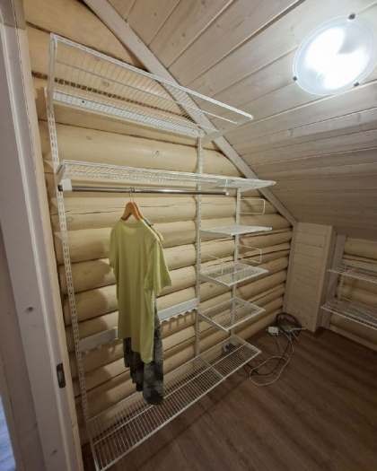 Белая угловая гардеробная с выдвижными корзинами, ~1,5×2,2 м, фото 1