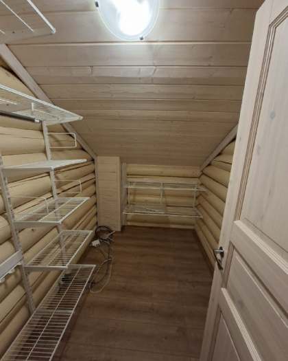 Белая угловая гардеробная с выдвижными корзинами, ~1,5×2,2 м, фото 2