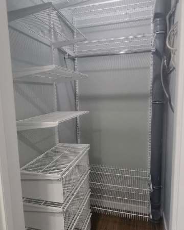 Белая угловая гардеробная с выдвижными корзинами, ~1,2×1,5 м, фото 1