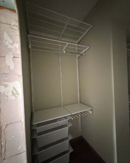 Белая угловая гардеробная с выдвижными корзинами, ~1,8×2,4 м, фото 1