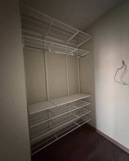 Белая угловая гардеробная с выдвижными корзинами, ~1,8×2,4 м, фото 2
