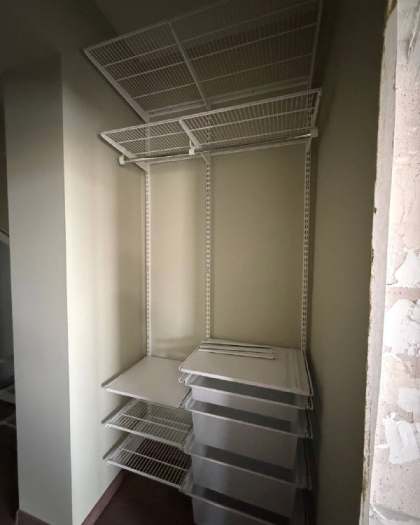 Белая угловая гардеробная с выдвижными корзинами, ~1,8×2,4 м, фото 4