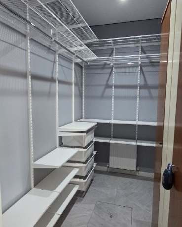 Белая угловая гардеробная с выдвижными корзинами, ~2,4×2,2 м, фото 1