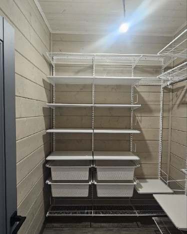 Белая угловая гардеробная с выдвижными корзинами, ~1,5×2,1 м, фото 2