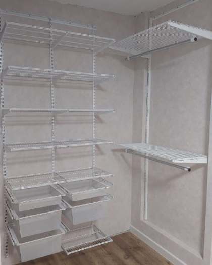 Белая угловая гардеробная с выдвижными корзинами, ~1,8×1,5 м, фото 1
