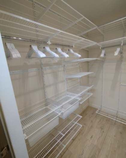 Белая угловая гардеробная с выдвижными корзинами, ~1,3×2,2 м, фото 3