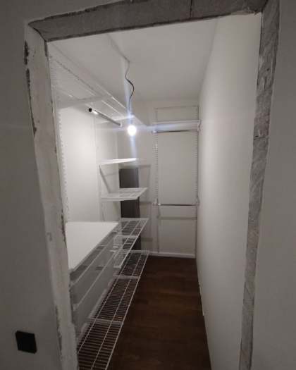 Белая угловая гардеробная с выдвижными корзинами, ~1,2×2,2 м, фото 1