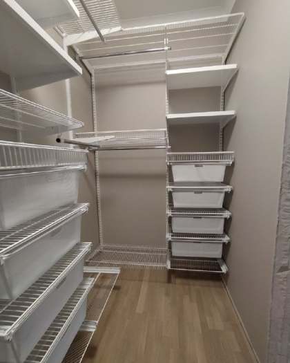 Белая угловая гардеробная с выдвижными корзинами, ~2,3×2,2 м, фото 2