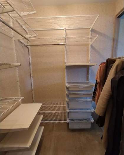 Белая угловая гардеробная с выдвижными корзинами, ~1,8×2,1 м, фото 2