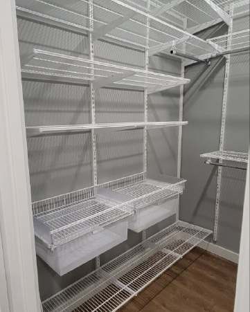 Белая угловая гардеробная с выдвижными корзинами, ~1,2×2,1 м, фото 1