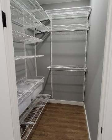 Белая угловая гардеробная с выдвижными корзинами, ~1,2×2,1 м, фото 2
