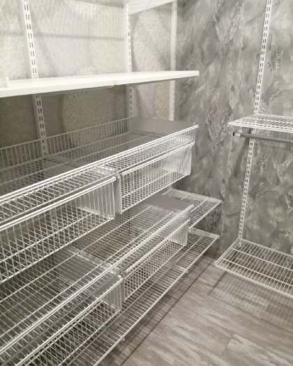 Белая угловая гардеробная с выдвижными корзинами, ~1,1×2 м, фото 3