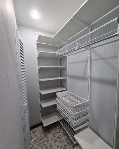 Белая угловая гардеробная с выдвижными корзинами, ~1,2×2 м, фото 1