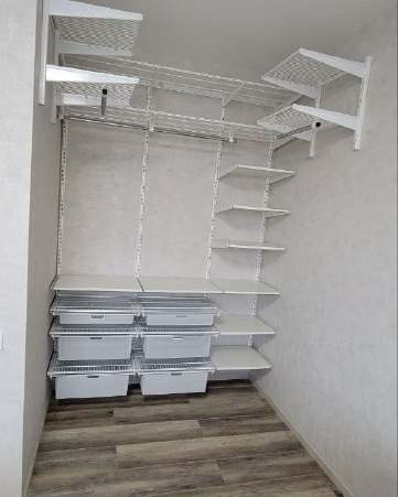 Белая угловая гардеробная с выдвижными корзинами, ~1,8×1,2 м, фото 1