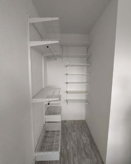 Белая угловая гардеробная с выдвижными корзинами, ~1,2×2 м, фото 1
