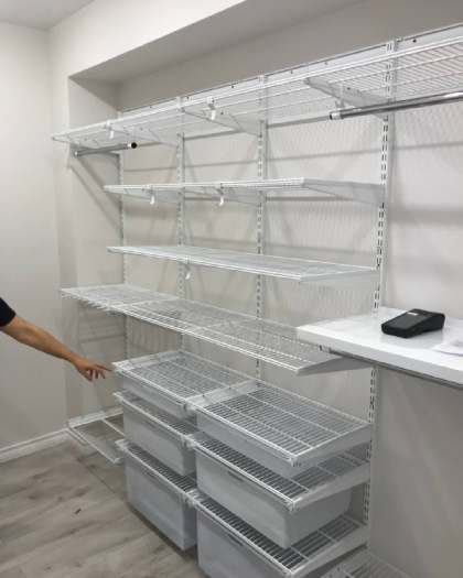 Белая угловая гардеробная с выдвижными корзинами, ~2,4×2 м, фото 1