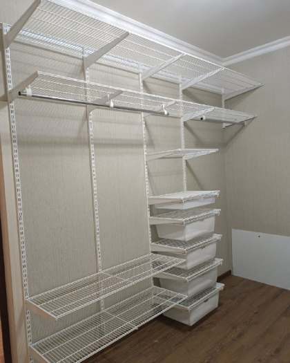 Белая угловая гардеробная с выдвижными корзинами, ~2,7×2 м, фото 2