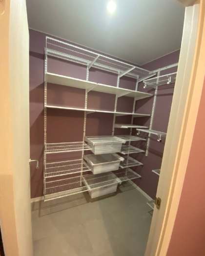Белая угловая гардеробная с выдвижными корзинами, ~2×1,8 м, фото 2