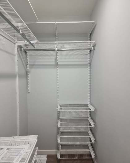 Белая угловая гардеробная с выдвижными корзинами, ~1,3×2,2 м, фото 1