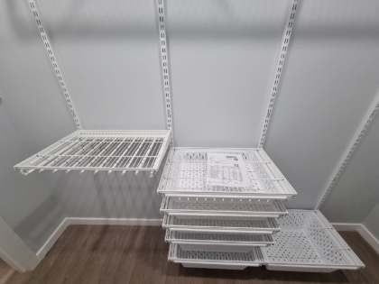 Белая угловая гардеробная с выдвижными корзинами, ~1,3×2,2 м, фото 3