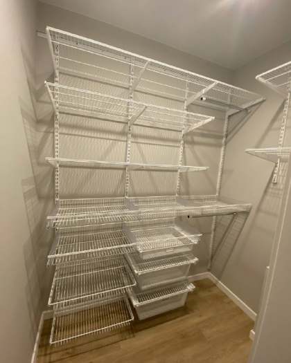 Белая угловая гардеробная с выдвижными корзинами, ~2,4×1,8 м, фото 1
