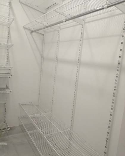 Белая угловая гардеробная с выдвижными корзинами, фото 1