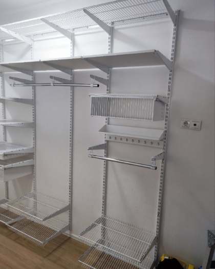 Белая угловая гардеробная с выдвижными корзинами, ~2,2×2,8 м, фото 1