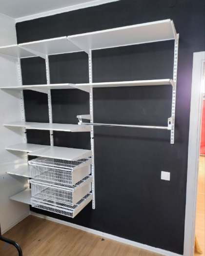 Белая угловая гардеробная с выдвижными корзинами, ~2,2×2,8 м, фото 4