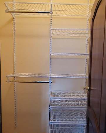 Белая угловая гардеробная с выдвижными корзинами, ~1,3×1,6 м, фото 1