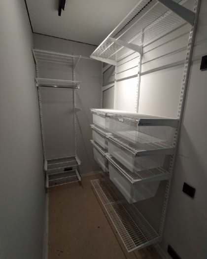 Белая угловая гардеробная с выдвижными корзинами, ~1,2×2 м, фото 1