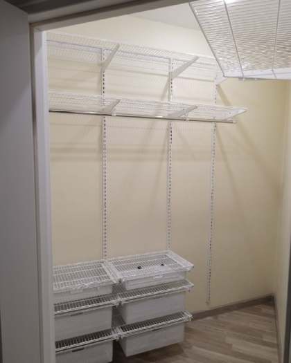 Белая угловая гардеробная с выдвижными корзинами, ~2,1×1,5 м, фото 1