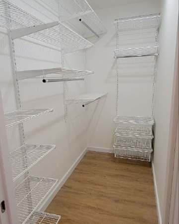 Белая угловая гардеробная с выдвижными корзинами, ~1,8×2,5 м, фото 1