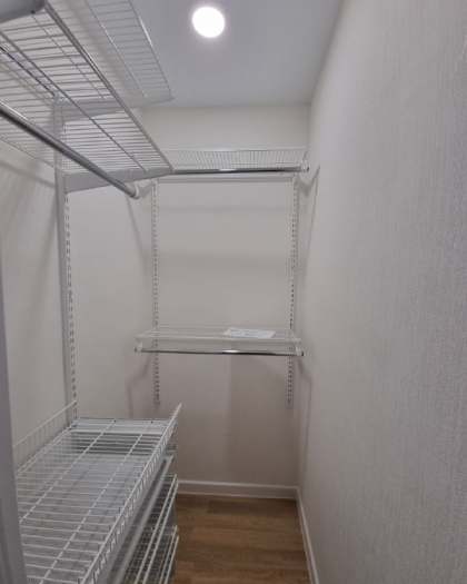 Белая угловая гардеробная с выдвижными корзинами, ~1,2×1,8 м, фото 1