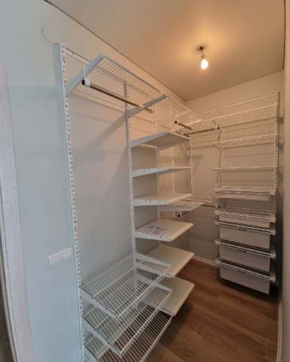 Белая угловая гардеробная с выдвижными корзинами, ~1,8×1,5 м, фото 1