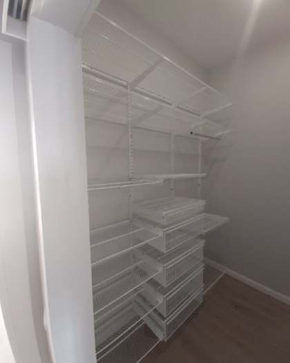 Белая угловая гардеробная с выдвижными корзинами, ~1,5×2,1 м, фото 1