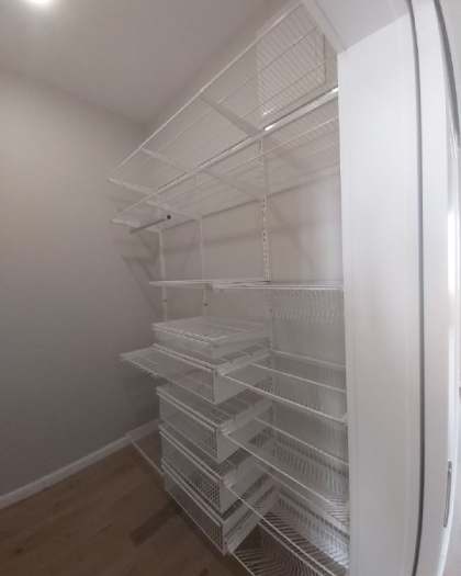 Белая угловая гардеробная с выдвижными корзинами, ~1,5×2,1 м, фото 2