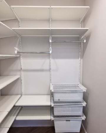 Белая угловая гардеробная с выдвижными корзинами, ~1,2×1,8 м, фото 1