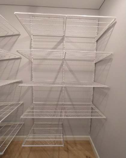 Белая угловая гардеробная с выдвижными корзинами, ~1,5×1,7 м, фото 1