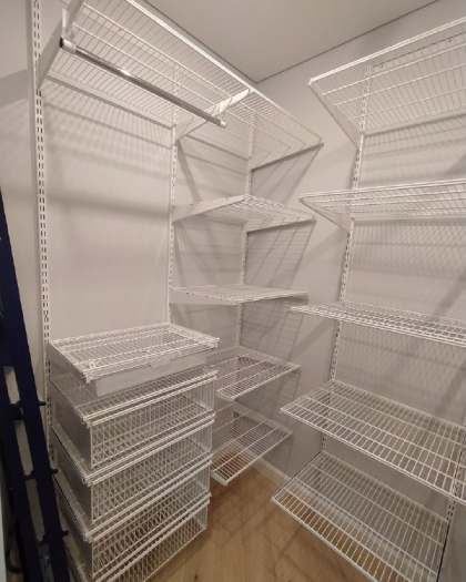 Белая угловая гардеробная с выдвижными корзинами, ~1,5×1,7 м, фото 2