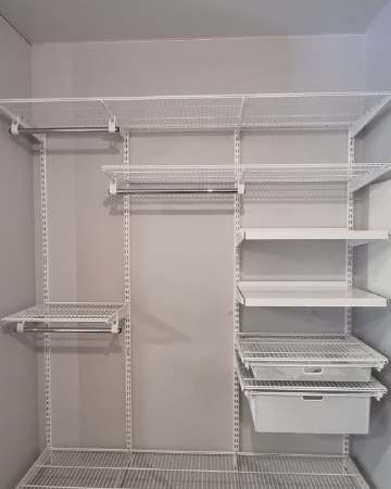 Белая угловая гардеробная с выдвижными корзинами, ~2×1,3 м, фото 1